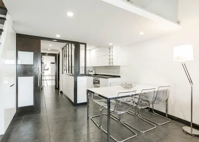 Victory Village T1 & Mezzanine アパート