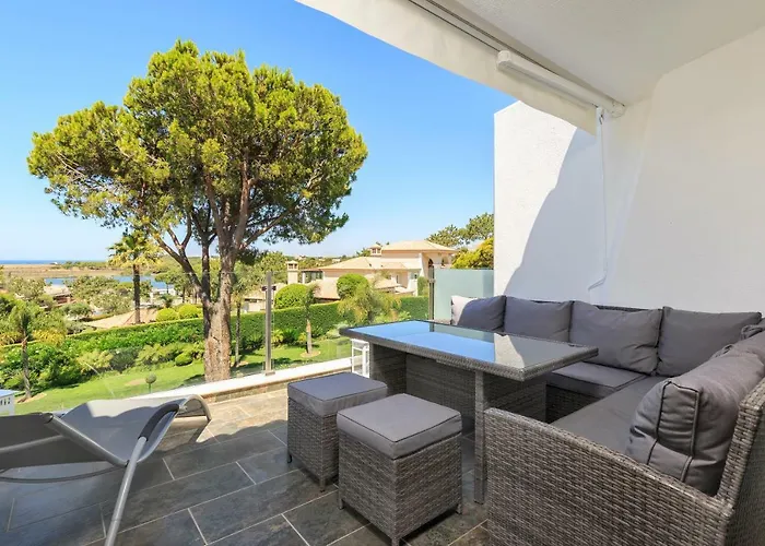 Victory Village T1 & Mezzanine 公寓 金塔湖